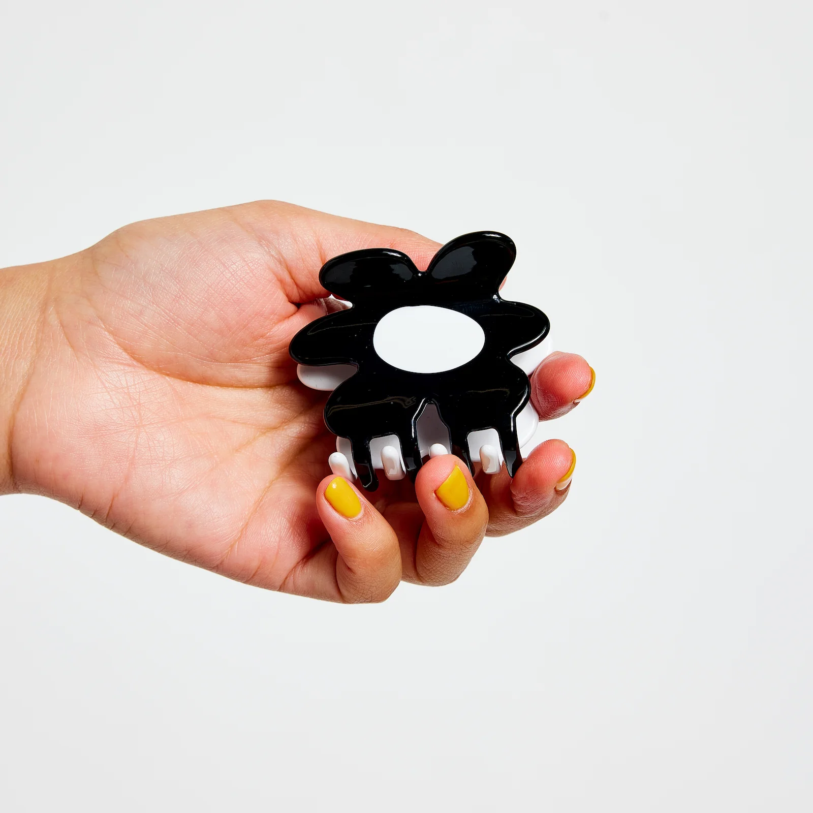 Flower Claw Black + White - Image 5